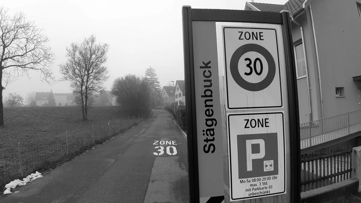 Schwarz-Weiss-Aufnahme einer Tempo-30-Zone.